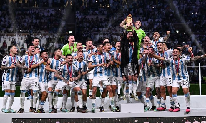 Lionel Messi mengangkat trofi juara Piala Dunia 2022 usai timnas Argentina kalahkan timnas Prancis pada final di Lusail, Qatar (18/12/2022).