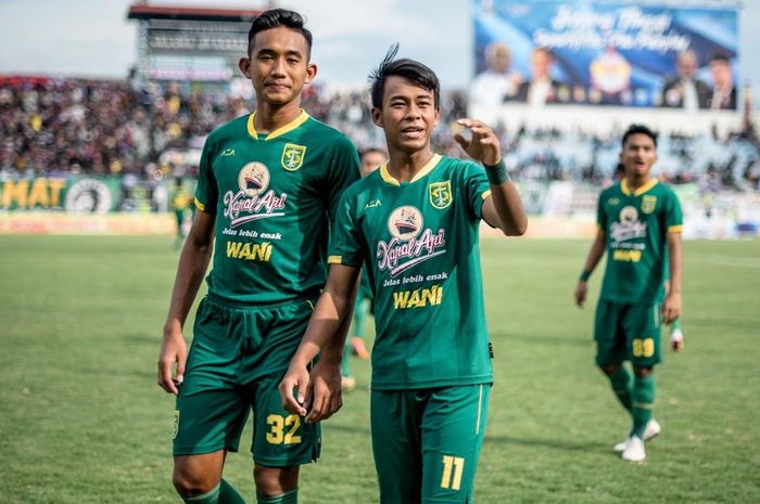 Dua wonderkid Persebaya Rizky Ridho Ramadhani (kiri) dan Muhammad Supriadi setelah laga melawan Persik Kediri di ajang Piala Gubernur Jatim 2020. 