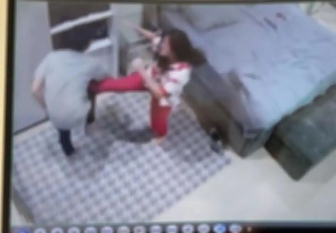 Dalam foto yang diunggah paman Ijonk terlihat Dhena Devanka seperti sedang menghajar Jonathan Frizzy. Dhena Devanka buka suara. 