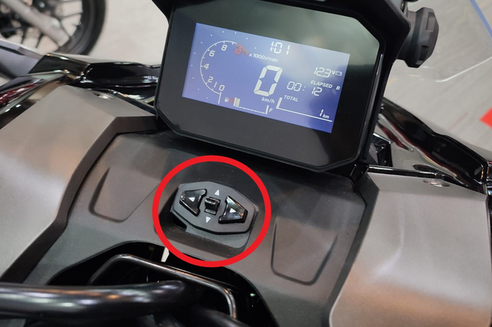 Tombol pengaturan spidometer di Honda ADV 160.