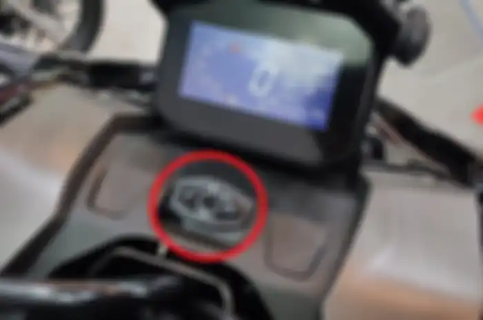 Ada tombol pengaturan di Honda ADV 160 letaknya terpisah dari spidometer, ternyata ini alasannya.