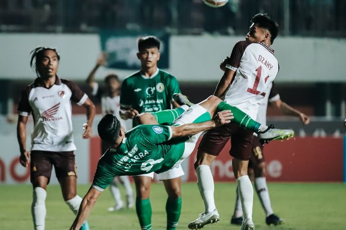 Duel pemain PSS Sleman Vs PSM Makassar pada pekan ke-11 Liga 1 2023/2024.