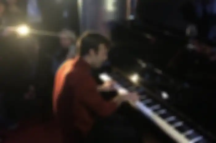 Johann Zarco bermain piano
