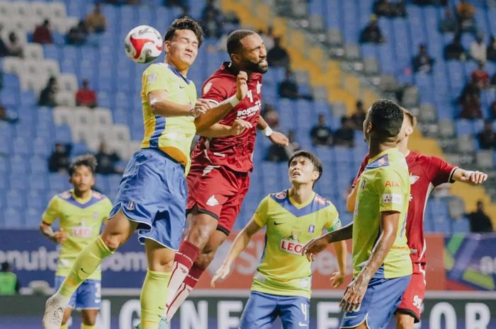 Suasana laga PSM Makassar vs BG Pathum United di Stadion Batakan, Balikpapan pada laga perdana ASEAN Club Championship 2024/2025