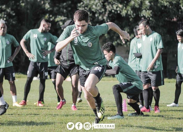 Pemain asal Brasil, Guilherme Batata, saat mengikuti latihan bersama PSS Sleman jelang kompetisi Liga 1 2019 di Lapangan Bercak, Sleman, Jumat (29/3/2019).