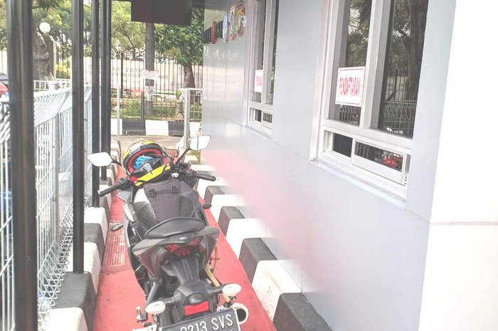 Bayar pajak motor.