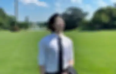 Foto RM BTS di White House Dibilang Mirip Pegawai Kantoran yang Lagi Break Makan Siang, Setuju?