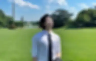 Foto RM BTS di White House Dibilang Mirip Pegawai Kantoran yang Lagi Break Makan Siang, Setuju?