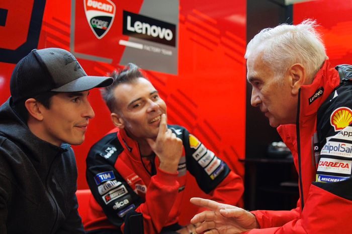 (Ki-ka) Pembalap Ducati Lenovo, Marc Marquez, berbicara dengan kepala kru Marco Rigamonti dan manajer tim Davide Tardozzi jelang tes pascamusim MotoGP di Sirkuit Catalunya, Barcelona, Spanyol, 18 November 2024.