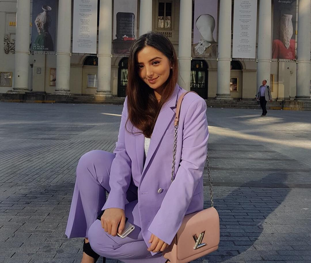 Sarah Samantha bergaya fashionable