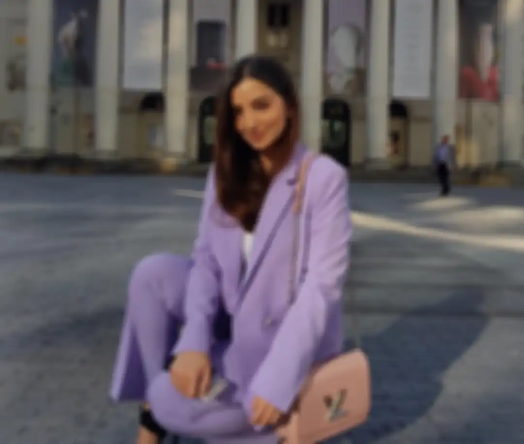 Sarah Samantha bergaya fashionable