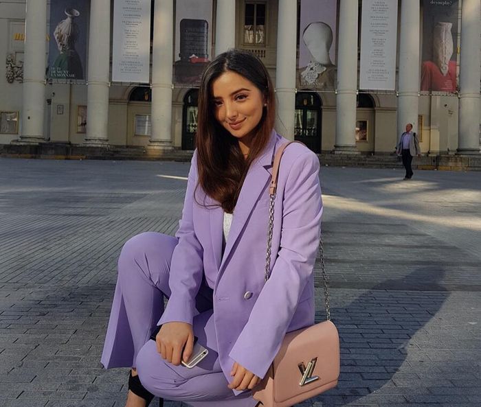 Sarah Samantha bergaya fashionable