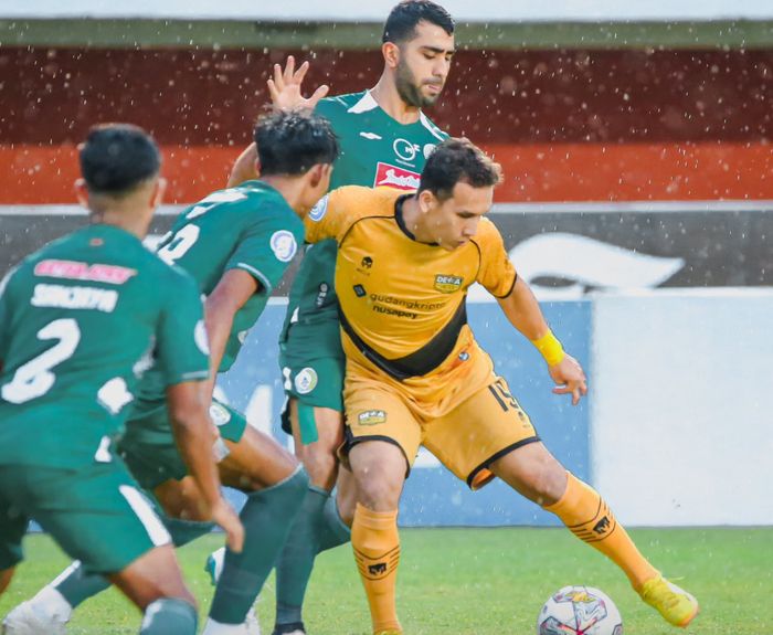 Winger Dewa United, Egy Maulana Vikri dikawal oleh tiga pemain PSS Sleman