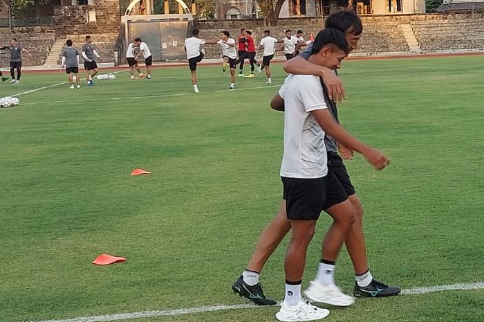 Beckham Putra Nugraha berlatih terpisah pada hari pertama Timnas U-23 Indonesia di Stadion Sriwedari, Solo