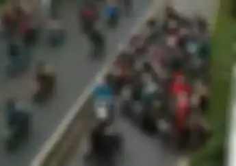 Lagi.. Video Pemotor Loncat Pembatas Jalan, Polisi Menghadang di Depan