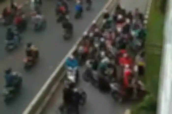 Puluhan pengendara motor yang terobos jalur busway
