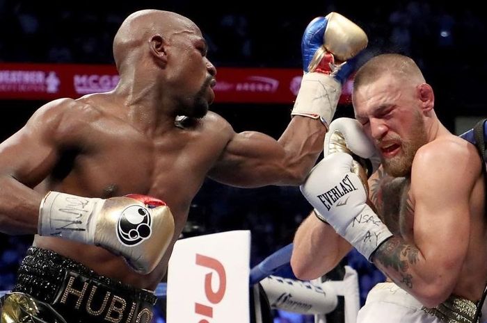 Floyd Mayweather (kiri) memukul Conor McGregor (kanan) saat keduanya bertanding tinju di T-Mobile Arena, Las Vegas, Nevada, AS, 16 Agustus 2017