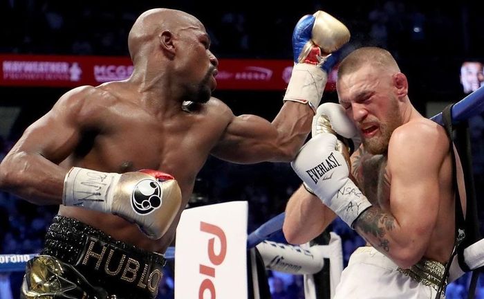 Floyd Mayweather (kiri) memukul Conor McGregor (kanan) saat keduanya bertanding tinju di T-Mobile Arena, Las Vegas, Nevada, AS, 16 Agustus 2017