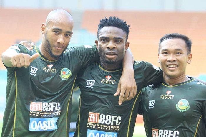 Tiga pemain Tira Perssikabo, Loris Arnaud, Osas Saha, dan Wawan Febrianto, merayakan gol ke gawang Persija Jakarta, di Stadion Pakansari, Kabupaten Bogor, Selasa (16/7/2019).