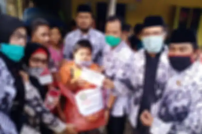 Bocah Korban Bullying Dapat Hadiah Sepeda dan Beasiswa Hingga Lulus SMA dari PGRI setempat.