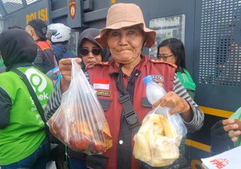 Kisah Sri Damiyah, Pengemudi Ojol 63 Tahun yang Semangat Ikut Demo Sambil Bagi-Bagi Ubi Rebus Gratis!