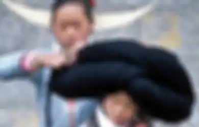 Pilinan Rambut Asli Diturunkan dari Ibu, Nenek, dan Buyut, Lalu Seterusnya hingga Besar! Anak Perempuan di Suku Ini Mengenakan Konde yang Terbuat dari Rambut Leluhurnya