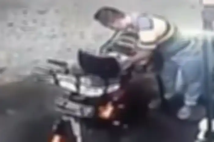Maling BBM tertangkap kamera CCTV di pom bensin di Sidoarjo, Jatim pada Senin (26/8/2019).