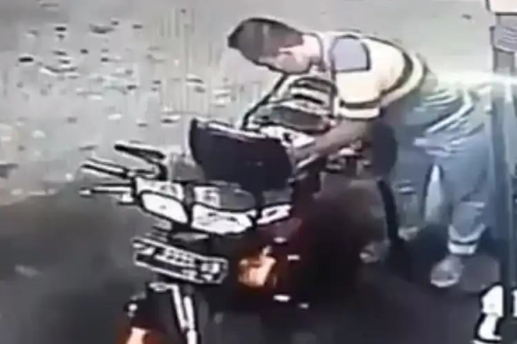 Kocak, Video Detik-detik Pemotor Curi BBM di Pom Bensin di Sidoarjo, Eh Malah Salah Isi Bensin