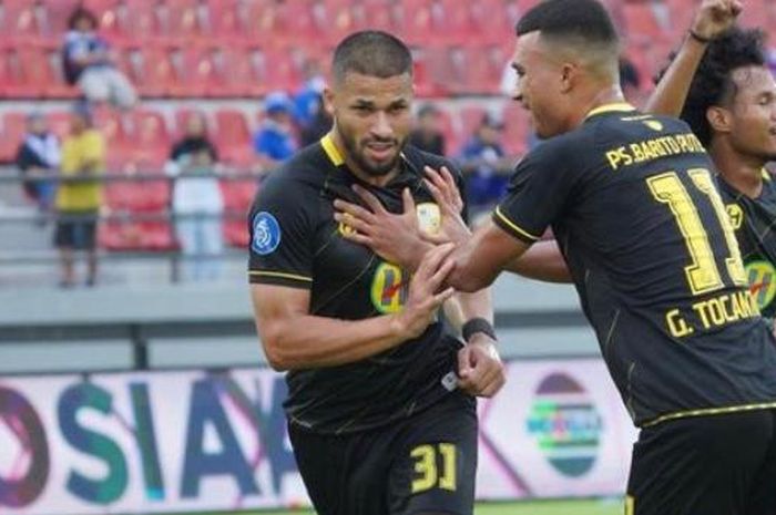 Arema FC vs Barito Putera pada pekan keenam Liga 1 di Stadion Kapten I Wayan Dipta,  Gianyar, Bali, Sabtu (5/8/2023).