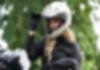 Bikin Ngakak! Coba Tebak Dua Pengendara Motor Ini Pakai Helm atau Baskom?
