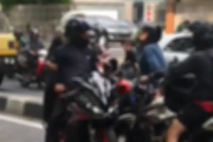 Ilustrasi pemotor nyaris berkelahi di jalan raya.