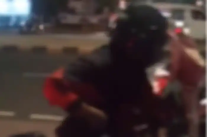 Begal tebar ancaman di jalan Antasari, Jaksel, pemotor disabet golok.