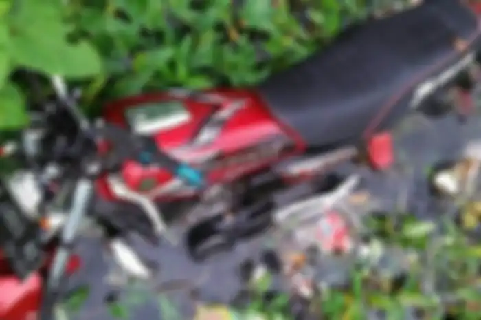 Motor Yamaha RX King teronggok di sungai.