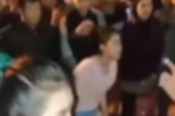 Dua cewek cantik adu kecepatan di tengah malam ditonton banyak remaja, balap liar sudah mulai ditinggalkan.
