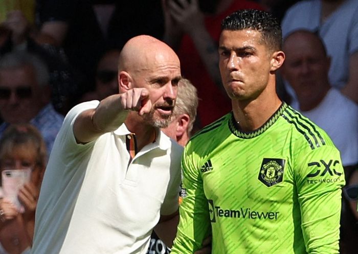 Erik ten Hag berbicara kepada Cristiano Ronaldo dalam laga Liga Inggris antara Southampton vs Manchester United di St Mary's (27/8/2022).