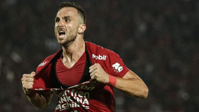 Ilija Spasojevic mencetak gol kemenangan Bali United ke gawang Arema FC dalam partai Liga 1 2019 di Stadion Kapten I Wayan Dipta, Gianyar, 24 Agustus 2019.