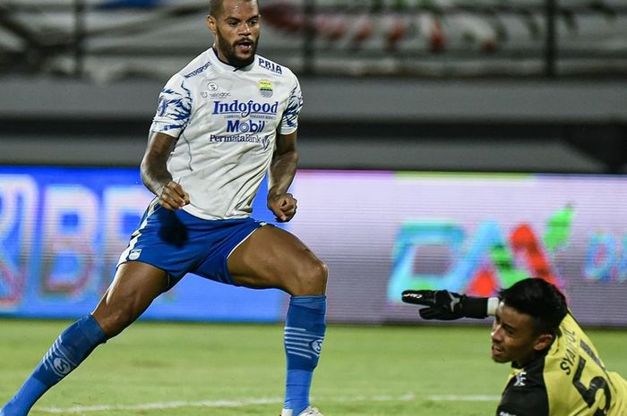 Aksi striker Persib Bandung, David da Silva mencetak gol ke gawang PSM Makassar dalam lanjutan laga Liga 1 2021-2022 di Stadion Kapten I Wayan Dipta, Gianyar, Bali, Selasa (22/2/2022).