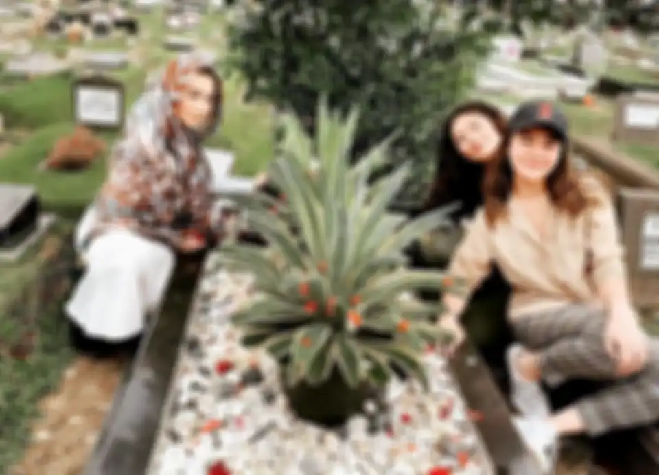 Reza Artamevia bersama kedua anaknya di makam Adjie Massaid