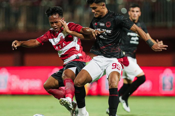 Suasana pertandingan antara Madura United melawan Persis Solo.