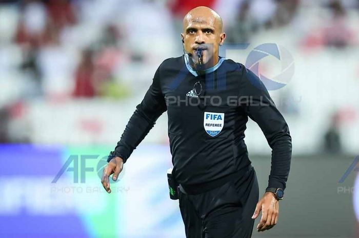 Wasit asal Oman, Ahmed Al Kaf yang memimpin laga Bahrain Vs Timnas Indonesia di Stadion Nasional Bahrain, Riffa, Bahrain pada Kamis (10/10/2024).