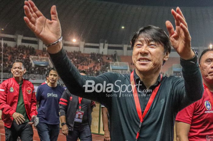 Pelatih timnas Indonesia, Shin Tae-yong (kiri), bersama Mochamad Iriawan (kanan) selaku Ketum PSSI sedang menyapa para suporter di Stadion Pakansari, Bogor, Jawa Barat, 27 September 2022.