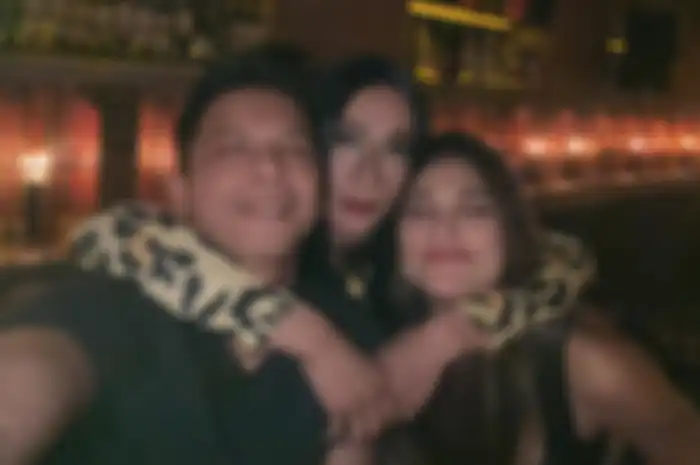 Momen Ariel Noah dan Luna Maya foto bersama sambil dirangkul Aming
