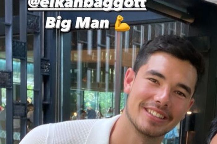 Fans timnas Indonesia berfoto bersama Elkan Baggott di Bali