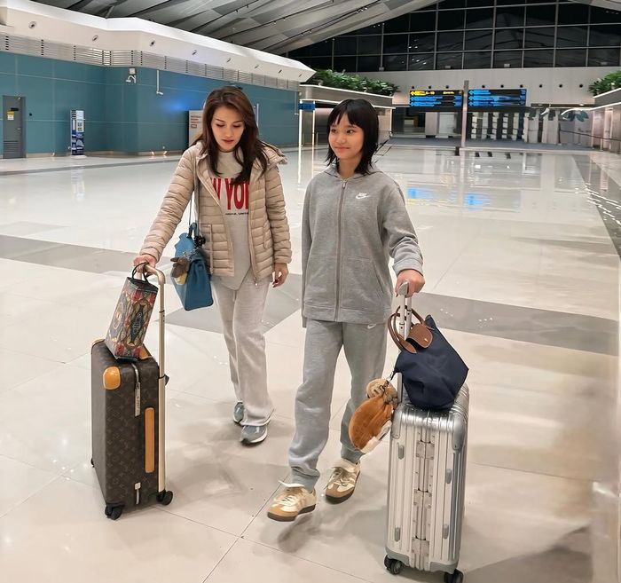 Koleksi tas Hermes Ayu Ting Ting saat di Jepang.