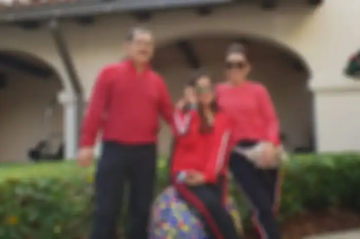 Biasa Tampil Kalem, Bambang Trihatmodjo Tak Malu Bergaya Saat Foto Boomerang Bareng Keluarga Mayangsari
