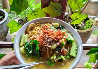 5 Arti Mimpi Makan Mie Rebus Saat Hujan, Meski Kelihatannya Sepele Ternyata Jadi Pertanda Pemulihan dari Situasi Sulit, Simak Penjelasannya