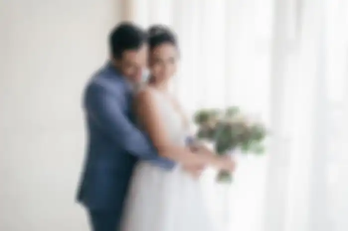 Sah menjadi suami istri, Vanessa Angel tampak sumringah di hari bahagiannya bersama sang suami.