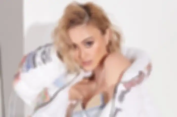  Agnez Mo bela dua remaja yang dituding rusak generasi bangsa karena dance sport. 