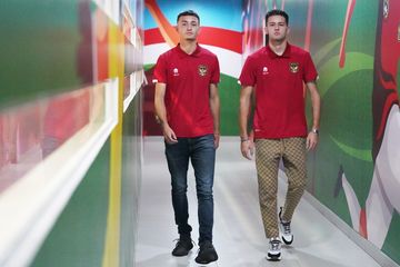 Dua calon pemain naturalisasi timnas U-20 Indonesia Ivar Jenner dan Justin Hubner saat berada di kantor PSSI, Senin (24/10/2022).
