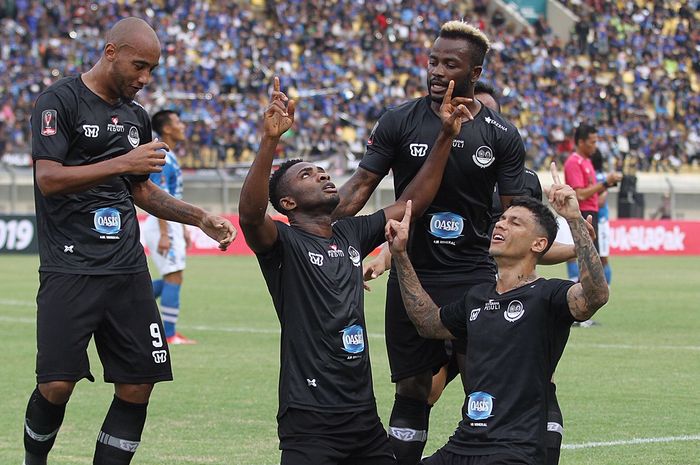 Pemain Tira Persikabo merayakan gol mereka ke gawang Persib Bandung dalam laga fase grup Piala Presiden 2019, Sabtu (2/3/2019), di Stadion Si Jalak Harupat, Bandung. Tira Persikabo menang 2-1 dalam laga ini.